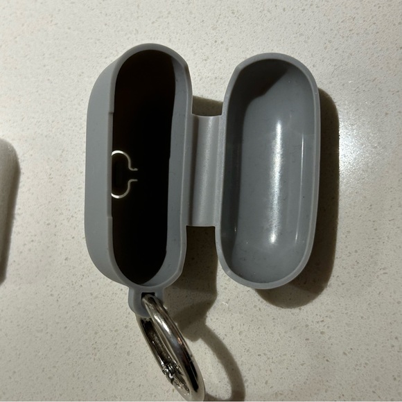 AirPod Pro Silicone Case with Keyring - Picture 8 of 8